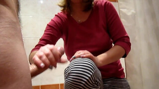 Its Family Bonding Time: Sisterly Love in the Bathroom